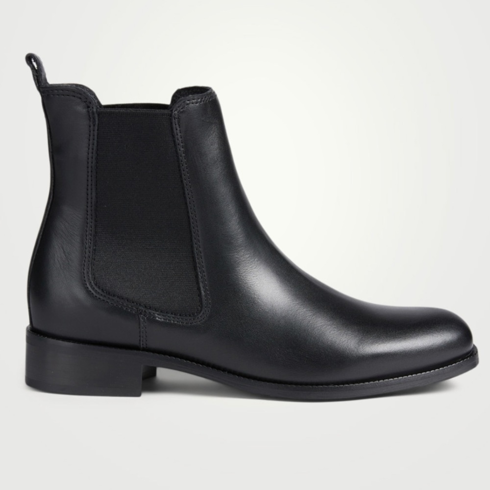 LA CANADIENNE Siena Leather Chelsea Boots